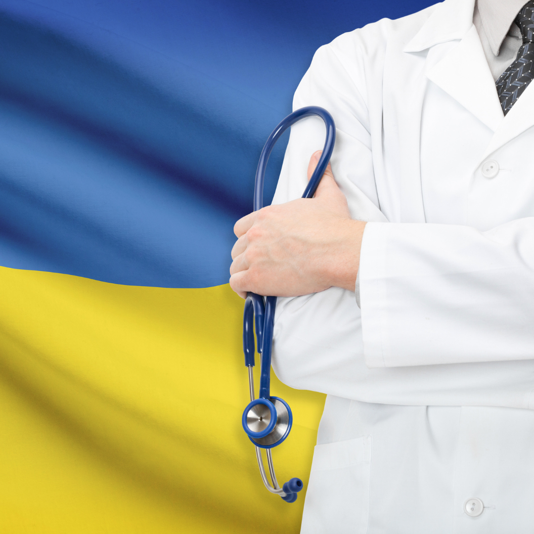 lekarz ze stetoskopem na tle flagi ukraińskiej