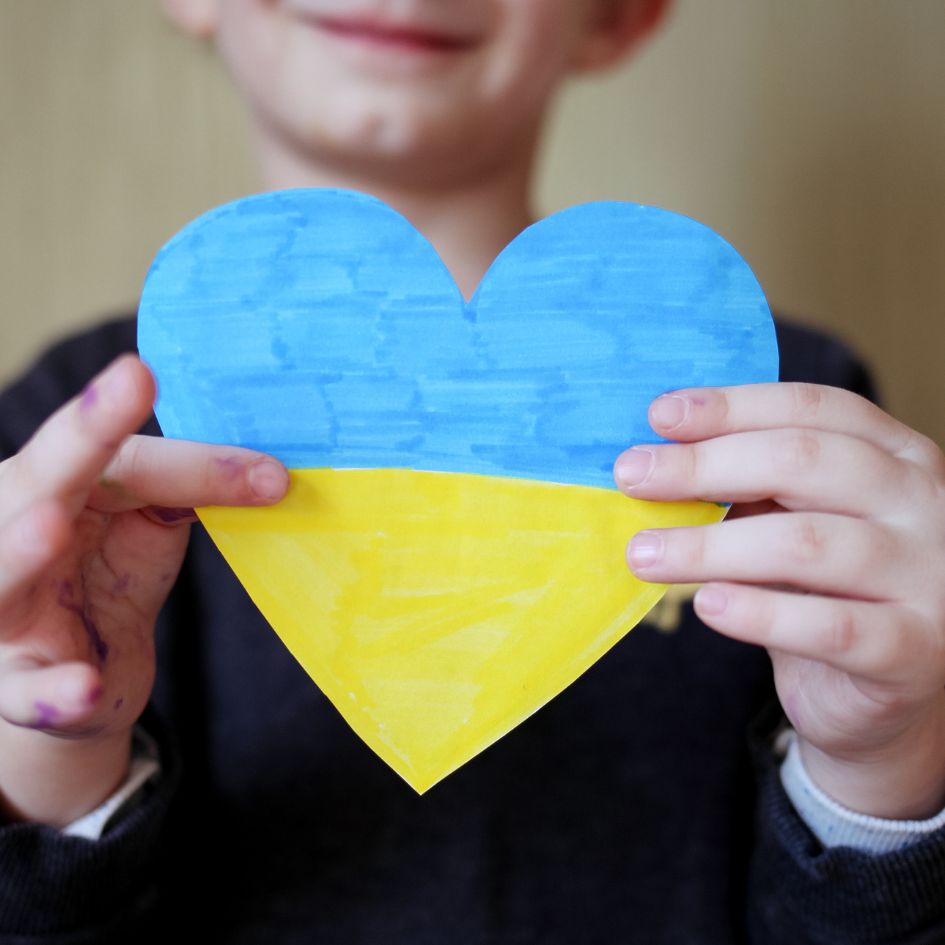 dziecko z sercem z flagą ukrainy