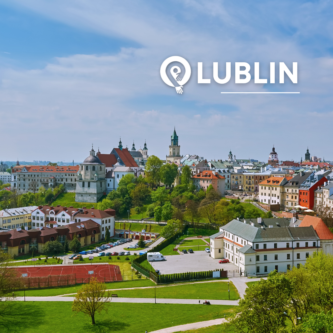 Widok na panoramę Lublina z budynkami i zielenią.
