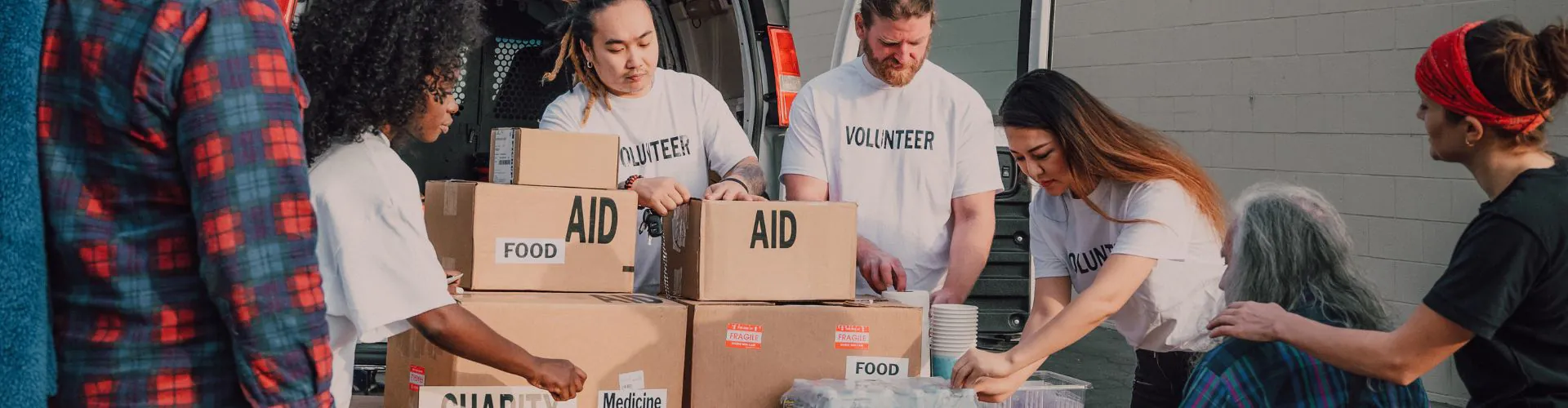 wolontariusze i pomoc humanitarna 