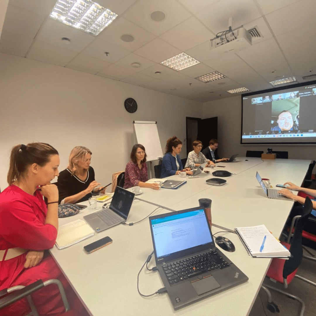 Ludzie na spotkaniu z wideokonferencją w sali konferencyjnej.