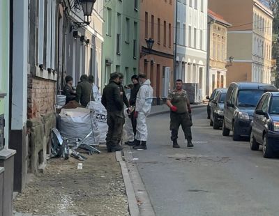 prace porządkowe po powodzi w budynku mieszkalnym