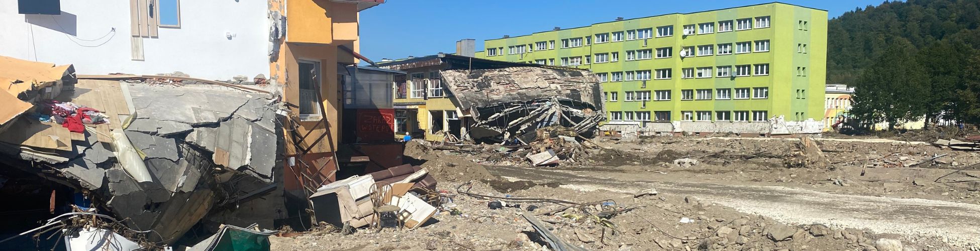 zniszczenia po powodzi, ruiny domów