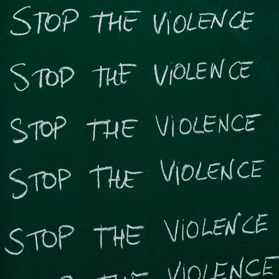napisy stop the violence na zielonym tle
