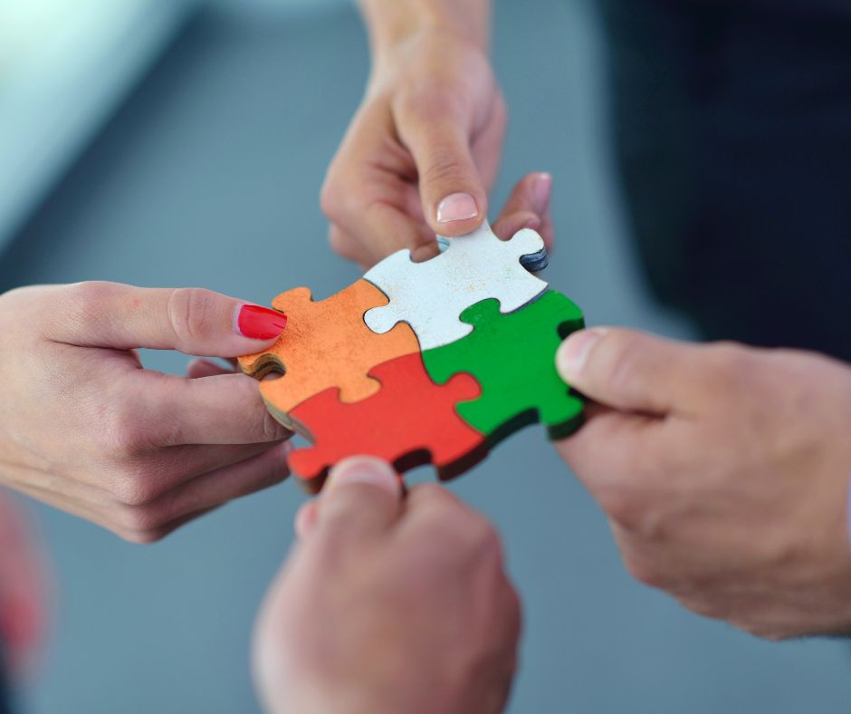 puzzle w dłoniach, w różnych kolorach