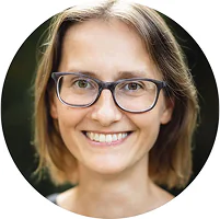 Portret uśmiechniętej kobiety w okularach