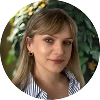 Portret młodej kobiety z blond włosami i kolczykami w uszach.