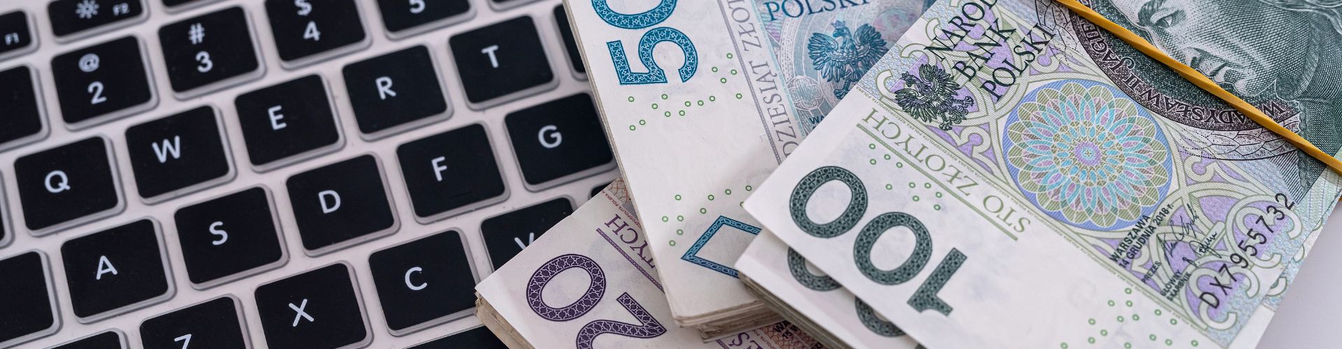 pieniądze w banknotach i kalkulator