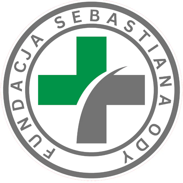 Logo Fundacji Sebastiana z zielonym i szarym krzyżem