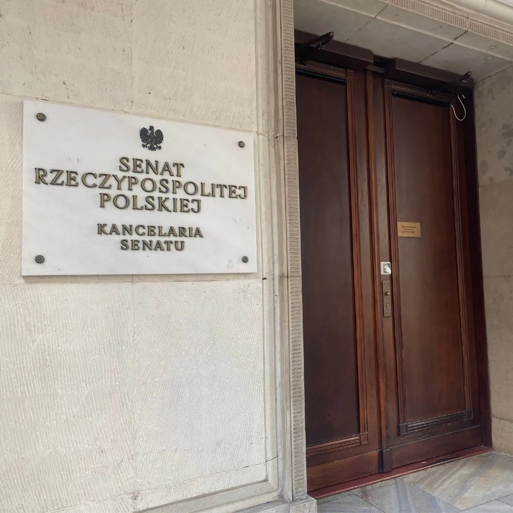 wejście główne do budynku senatu