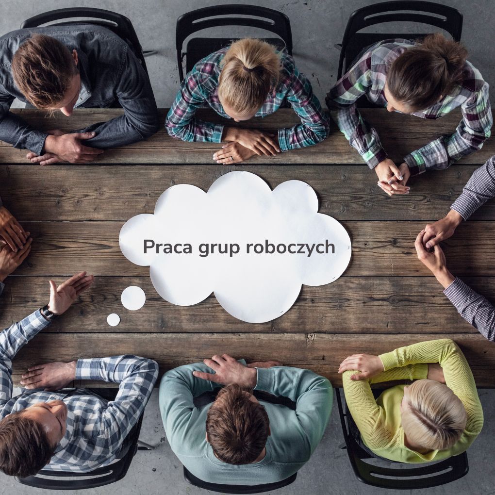 praca grup roboczych, spotkanie ludzi przy stole, rozmowa