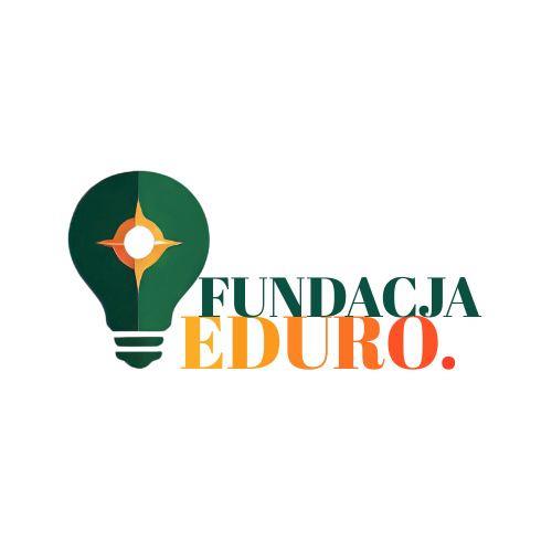 Logo Fundacji Eduro przedstawiające zieloną żarówkę z pomarańczowym symbolem kompasu w środku.
