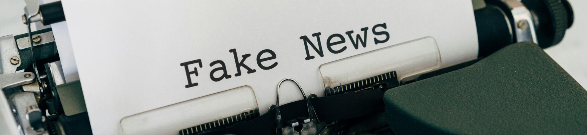 Napis "Fake News" wydrukowany na papierze maszyny do pisania.