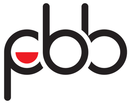Logo przedstawiające napis „pbb” czarną czcionką, z czerwoną półkolistą ikoną wewnątrz litery „p”.