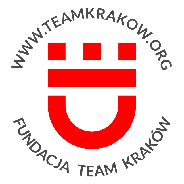 Logo Fundacji Team Kraków z czerwonym symbolem w kształcie korony i napisem w otoku.
