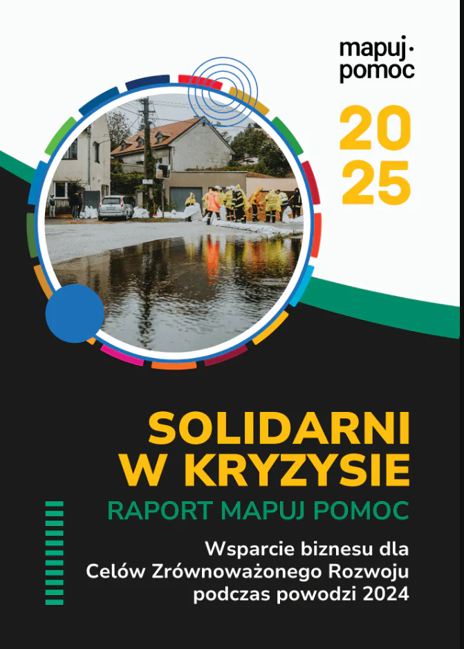 Okładka raportu „Solidarni w kryzysie” z fotografią strażaków układających worki z piaskiem podczas powodzi w 2024 roku.