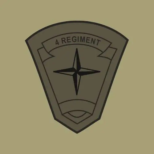Odznaka 4 Regiment z czarnym symbolem kompasu na oliwkowym tle.