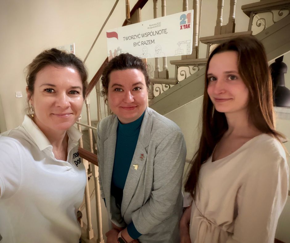 spotkanie Sieci w Opolu - Karolina z Mapuj Pomoc i dwie panie z Centrum Integracji Cudzoziemców w opolu