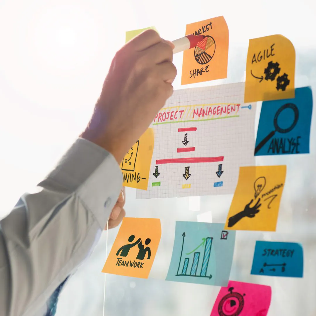 ręka wskazująca kartki samoprzylepne z hasłami