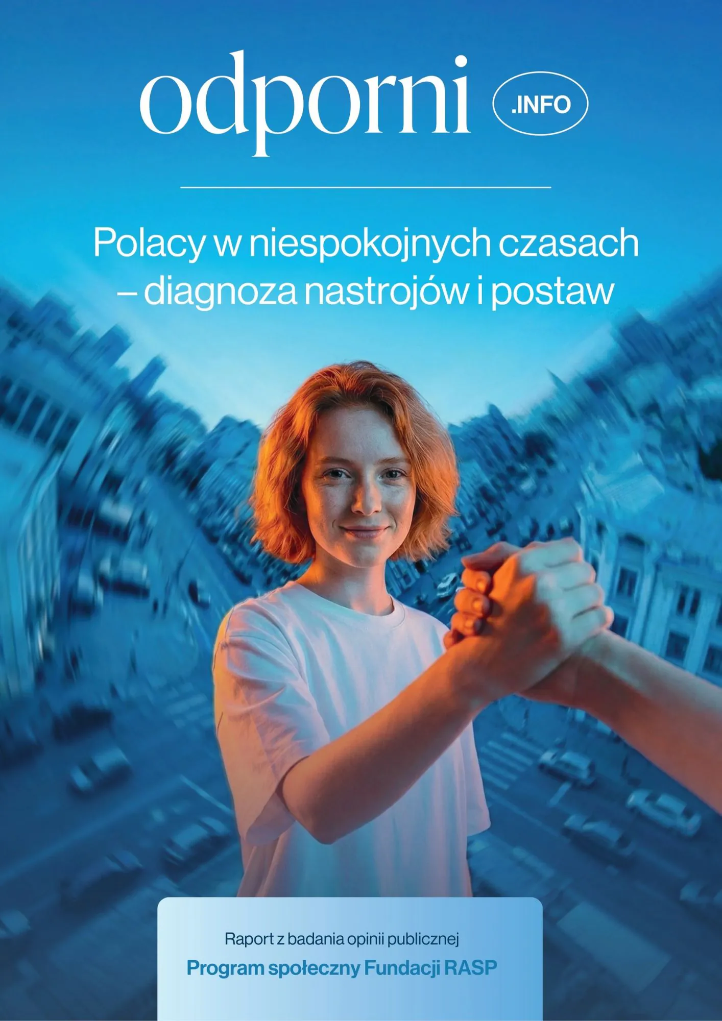Okładka raportu odporni.info: uśmiechnięta rudowłosa kobieta ściska czyjąś dłoń w geście wsparcia na tle miasta.